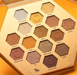 Catrice Disney Winnie The Pooh -Brown Technies Magasin catrice disney winnie the pooh palette de fards a paupieres 1
