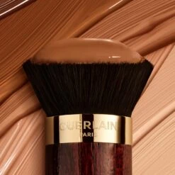 GUERLAIN Parure Gold Skin Kabuki Brush -Brown Technies Magasin guerlain parure gold skin kabuki brush pinceau kabuki fond de teint 1