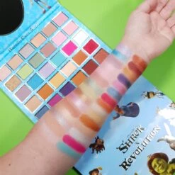 I Heart Revolution X Shrek Happily Ever After -Brown Technies Magasin i heart revolution x shrek happily ever after palette de fards a paupieres 3