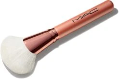 MAC Cosmetics 143S Bronzer Fan Brush -Brown Technies Magasin mac cosmetics 143s bronzer fan brush pinceau poudre bronzante 2