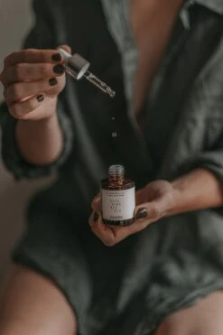 Souletto Ylang Ylang & Tonka Calming Facial Oil 19 Souletto Ylang Ylang & Tonka Calming Facial Oil -Brown Technies Magasin souletto ylang ylang tonka calming facial oil huile nourrissante visage pour la nuit 8