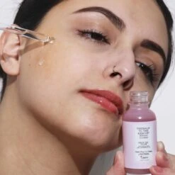 TheBalm To The Rescue® Glow -Brown Technies Magasin thebalm to the rescue glow huile fortifiante et illuminatrice pour un visage parfait 2