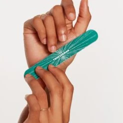 Tweezerman Ready To Celebrate Emerald Shimmer -Brown Technies Magasin tweezerman ready to celebrate emerald shimmer kit manucure 4